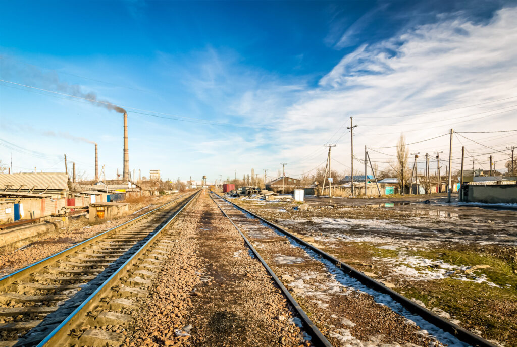 Zug der kirgisischen Eisenbahn in einer Berglandschaft