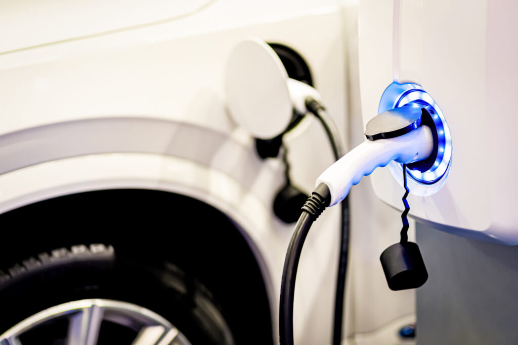 Elektrofahrzeug wird an einer Ladesäule geladen
