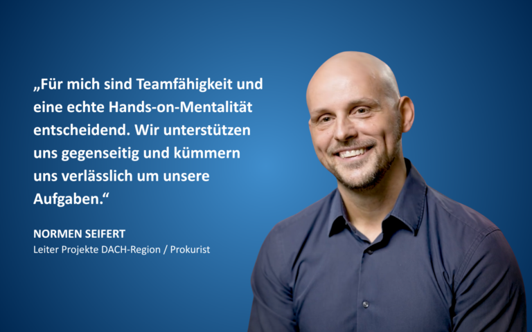 Porträt von Normen Seifert mit Zitat: „Für mich sind Teamfähigkeit und eine echte Hands-on-Mentalität entscheidend. Wir unterstützen uns gegenseitig und kümmern uns verlässlich um unsere Aufgaben.“